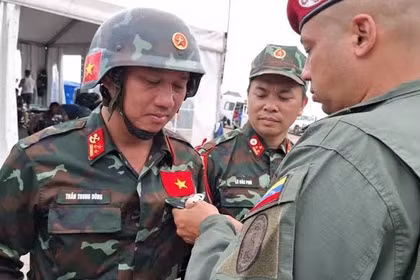 Rescatistas vietnamitas reciben la medalla "Héroe de Venezuela"