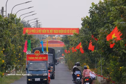 La propaganda electoral se realiza mediante pancartas y vehículos móviles en la comuna de Vinh Vien, ciudad de Can Tho. (Foto: VNA) En la foto: Cada voto representa una confianza y una responsabilidad con la Patria. 