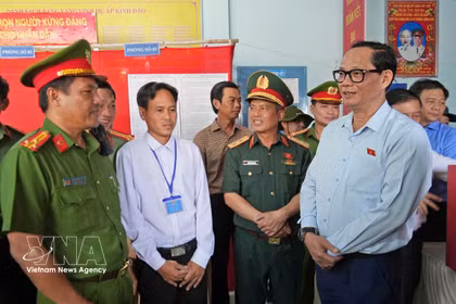 El vicepresidente de la Asamblea Nacional, Tran Quang Phuong (derecha) inspecciona los preparativos de las elecciones legislativas en la comuna de Dat Mui. (Fuente: VNA)