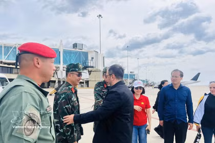 El ministro de Relaciones Exteriores de Venezuela, Yván Gil Pinto, se despide de la delegación vietnamita. (Foto: Cortesía de la Embajada/VNA)