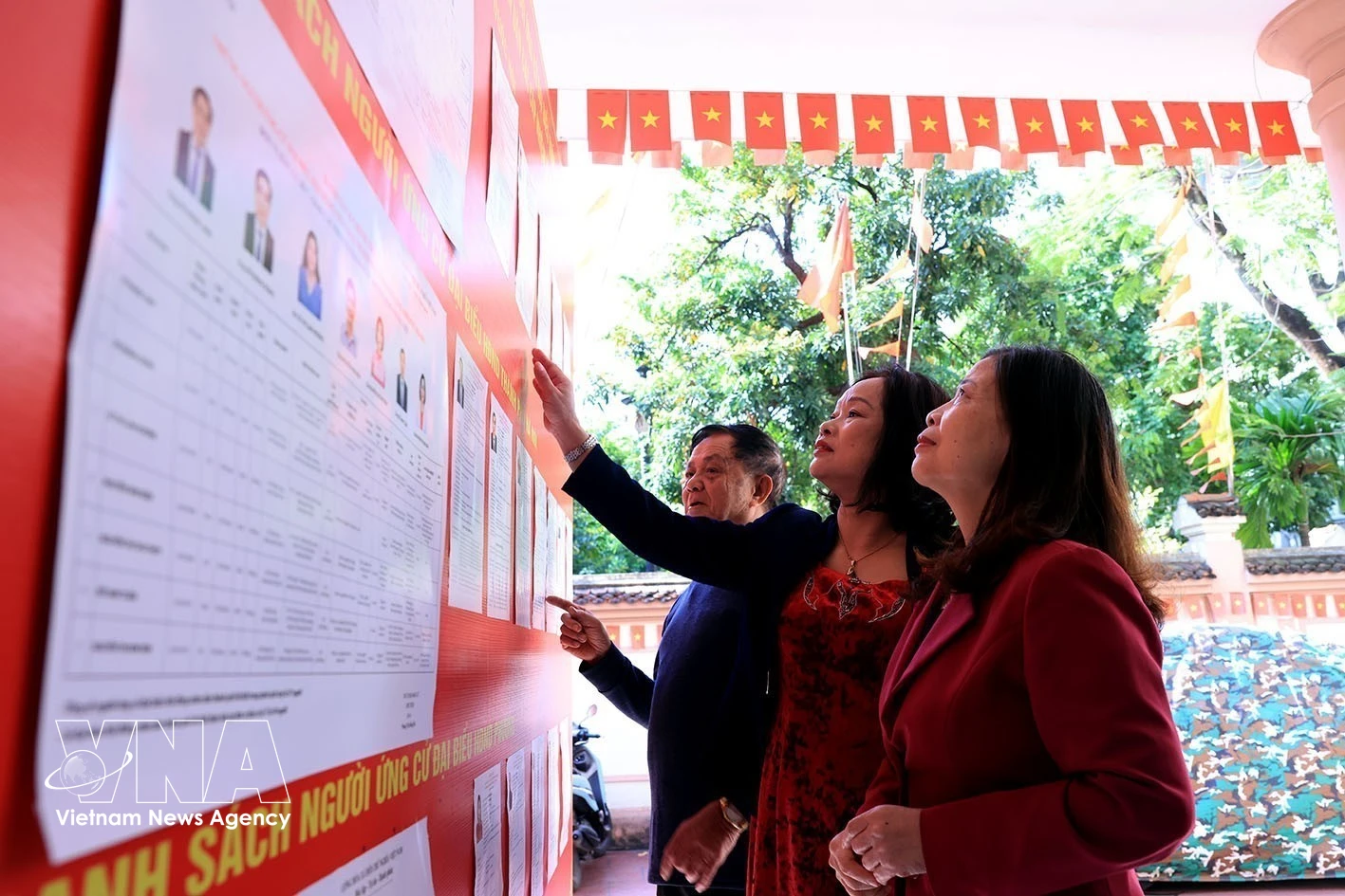 Los residentes visitan los colegios electorales de sus barrios para revisar la lista de candidatos a diputados a la Asamblea Nacional de la XVI Legislatura y los Consejos Populares de todos los niveles para el período 2026-2031. (Foto: VNA)