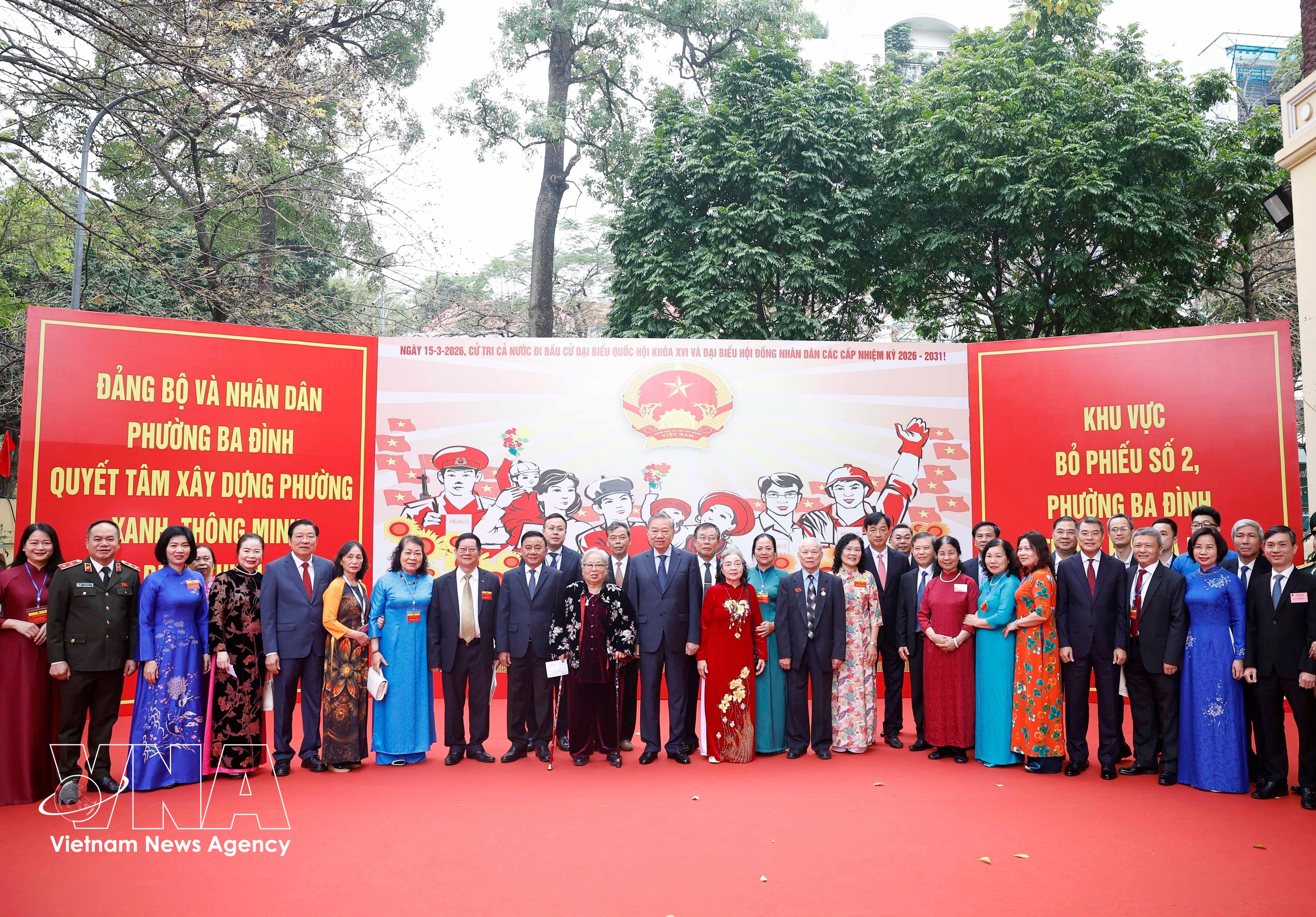 El secretario general del Partido Comunista de Vietnam, To Lam, y votantes en el barrio de Ba Dinh, Hanoi. (Foto: VNA)