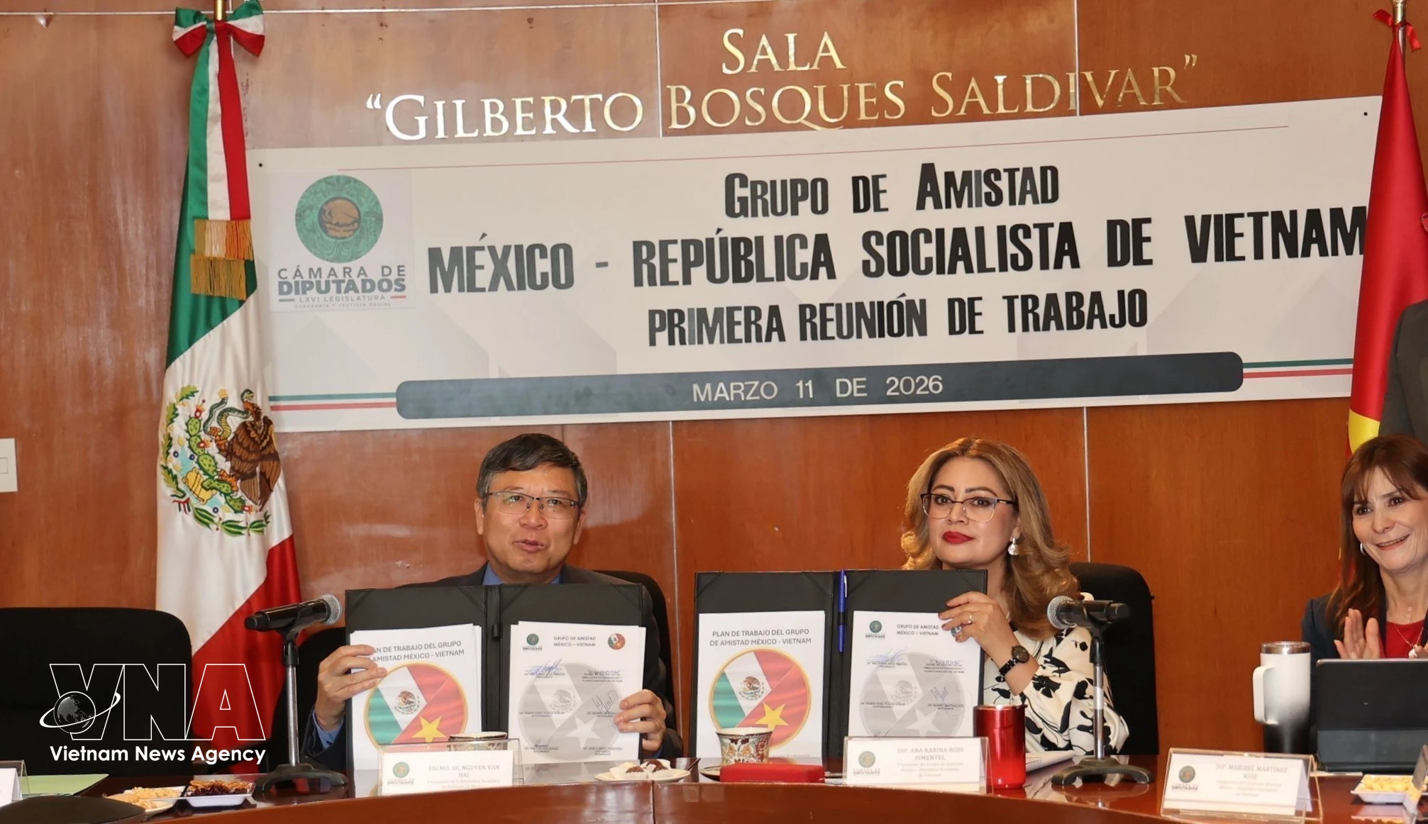 Ceremonia de firma de la agenda de cooperación parlamentaria Vietnam-México (Foto: VNA)