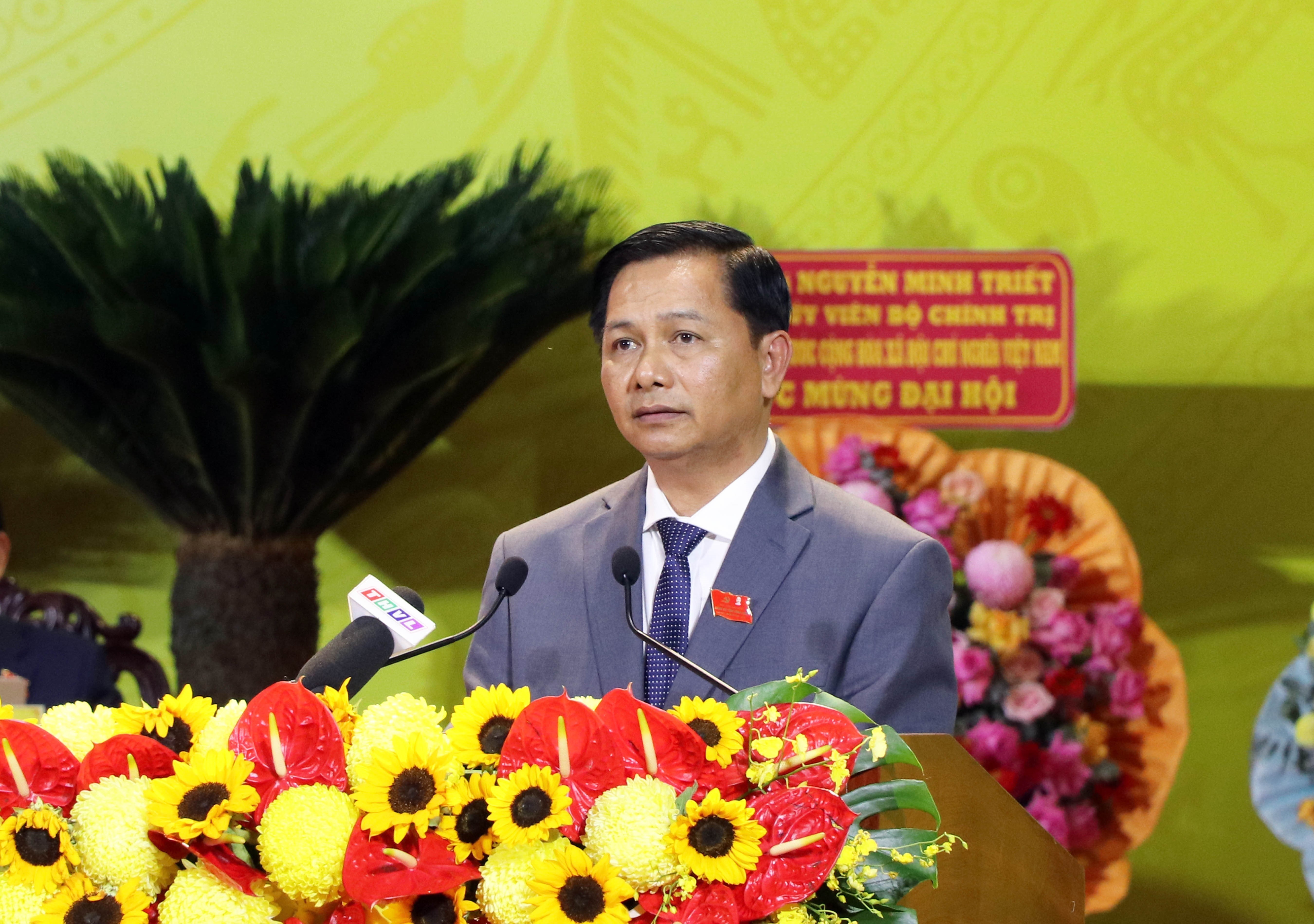 El secretario del Comité del Partido en Vinh Long para el mandato 2025-2030, Tran Van Lau, interviene en la cita (Foto: VNA)