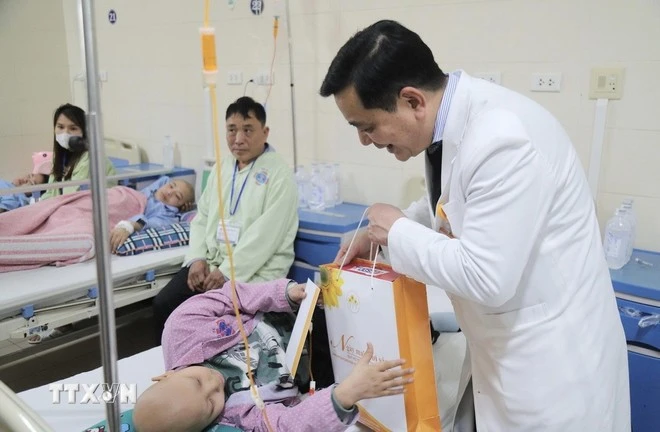 Un dirigente del Hospital K regala obsequios a los pacientes (Foto: VNA)