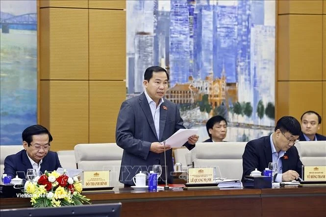 El secretario general de la Asamblea Nacional, jefe de su Oficina y titular de la Oficina del Consejo Nacional Electoral, Le Quang Manh, presenta en informe (Foto: VNA)