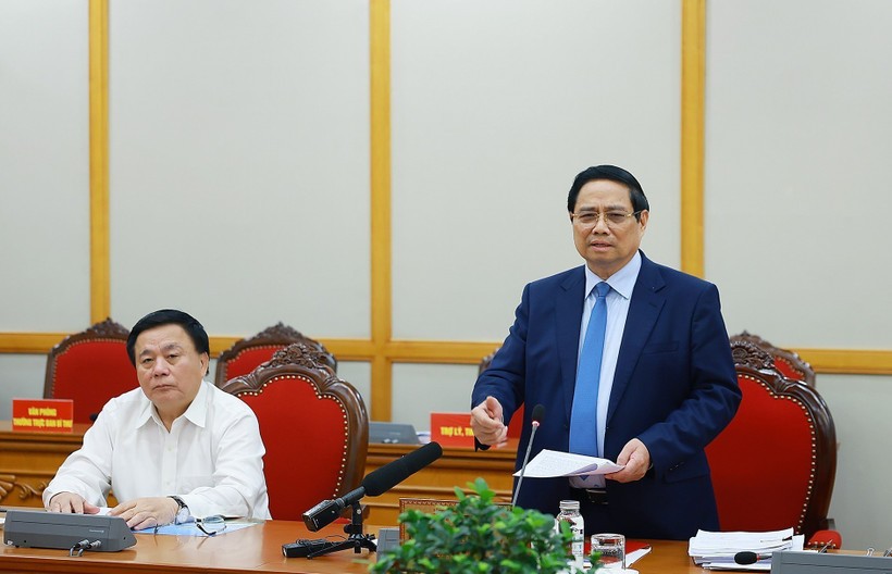 El miembro del Buró Político y primer ministro Pham Minh Chinh habla en la sesión de trabajo. (Foto: VNA)