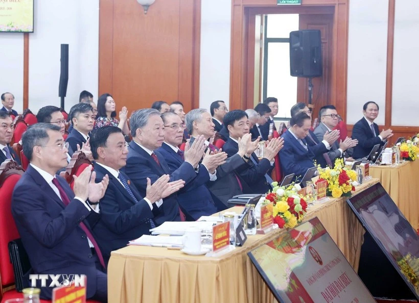 El secretario general del Partido Comunista de Vietnam, To Lam, y líderes actuales y anteriores del Partido y del Estado asistieron a la Asamblea del Comité partidista de la Oficina de Comité Central del PCV. (Foto: VNA)