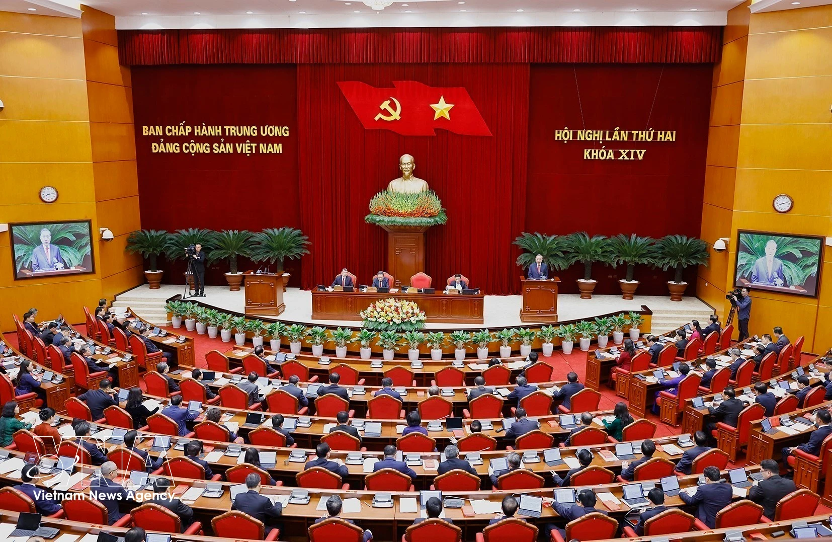 Vista de la sesión inaugural del segundo pleno del Comité Central del Partido Comunista de Vietnam del XIV mandato (Foto: VNA)