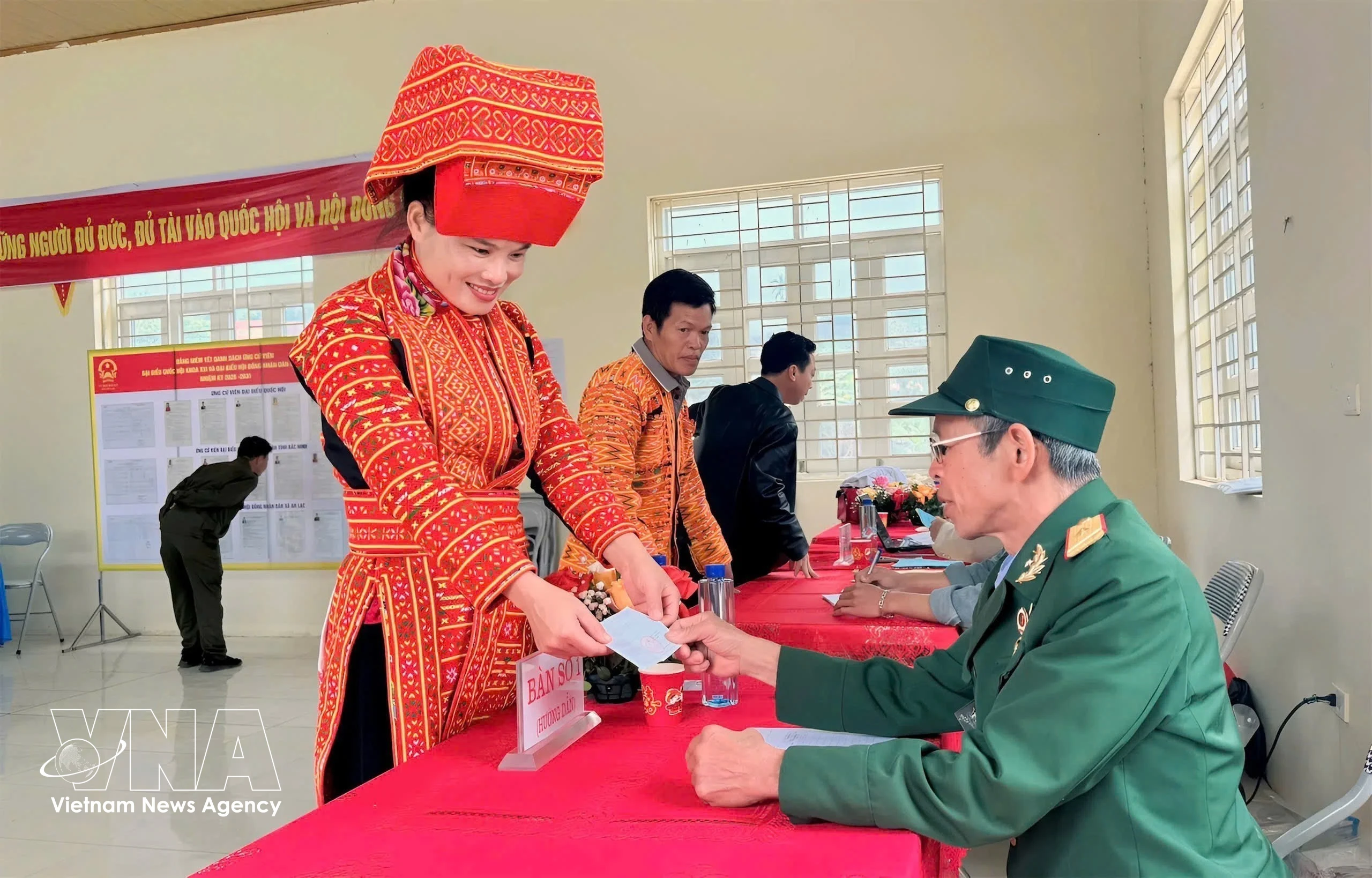Los pobladores de la minoría étnica Dao en la aldea de Na Trang, comuna de An Lac, provincia de Bac Ninh, participan en las elecciones. (Foto: VNA)