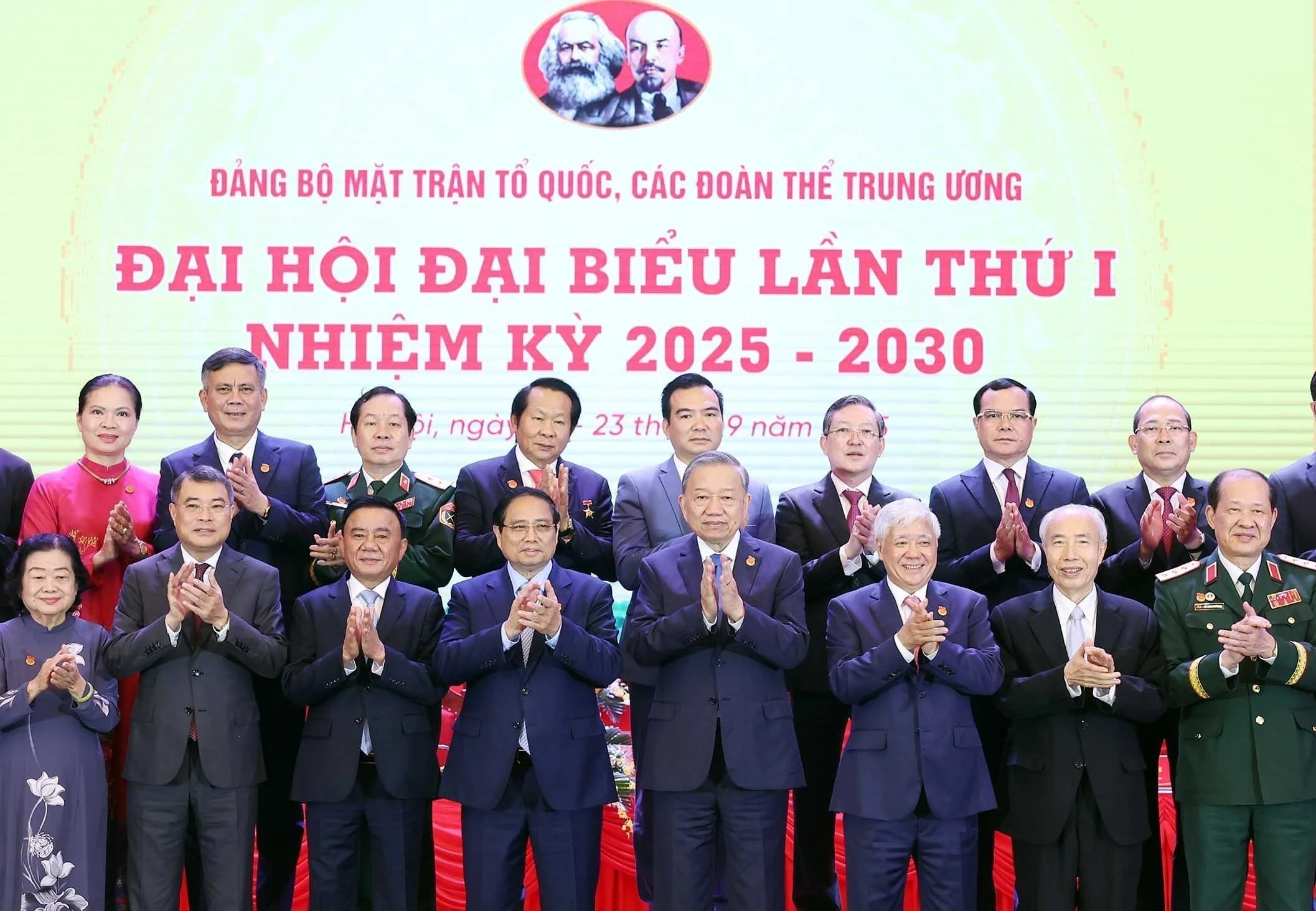 El secretario general del Partido Comunista de Vietnam (PCV), To Lam, y el primer ministro Pham Minh Chinh en el evento. (Fuente: VNA)