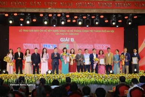 Ganadores de la categoría B en la VIII edición de los Premios de Periodismo de la capital sobre la construcción del Partido y el sistema político para 2025 (Foto: VNA)