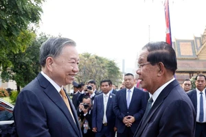 Efectúan en Phnom Penh ceremonia de bienvenida al líder partidista de Vietnam