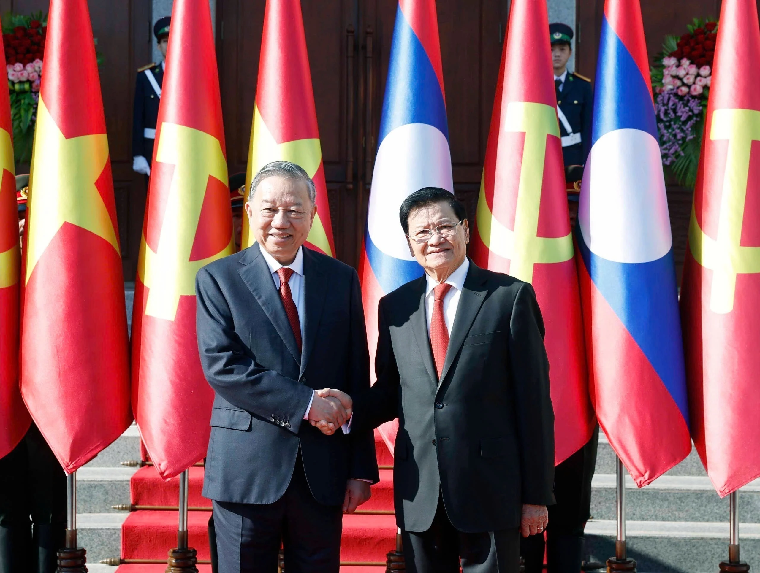 El secretario general del Partido Popular Revolucionario de Laos y presidente del país, Thongloun Sisoulith, recibe al secretario general del Partido Comunista de Vietnam, To Lam (izquierda). Foto: VNA
