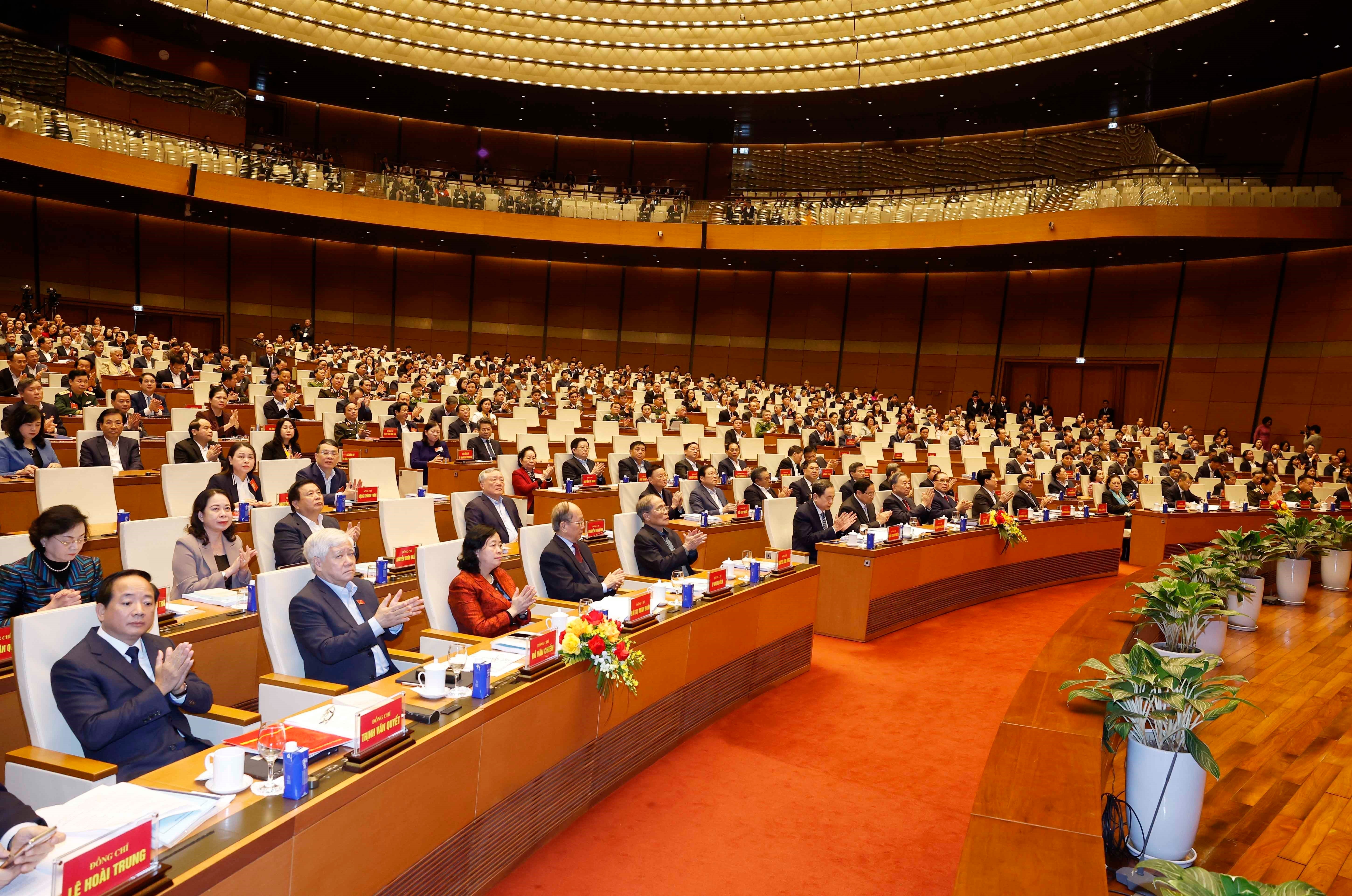 El secretario general To Lam, junto con dirigentes y exlíderes del Partido y del Estado, en la conferencia. (Foto: VNA)