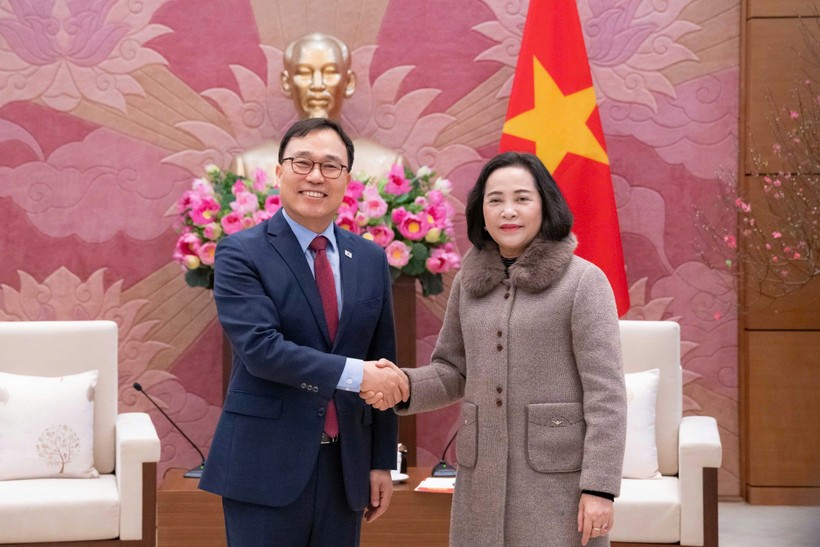 La vicepresidenta de la Asamblea Nacional de Vietnam, Nguyen Thi Thanh, y el embajador de Corea del Sur en Hanoi, Choi Young Sam. (Foto: VNA)
