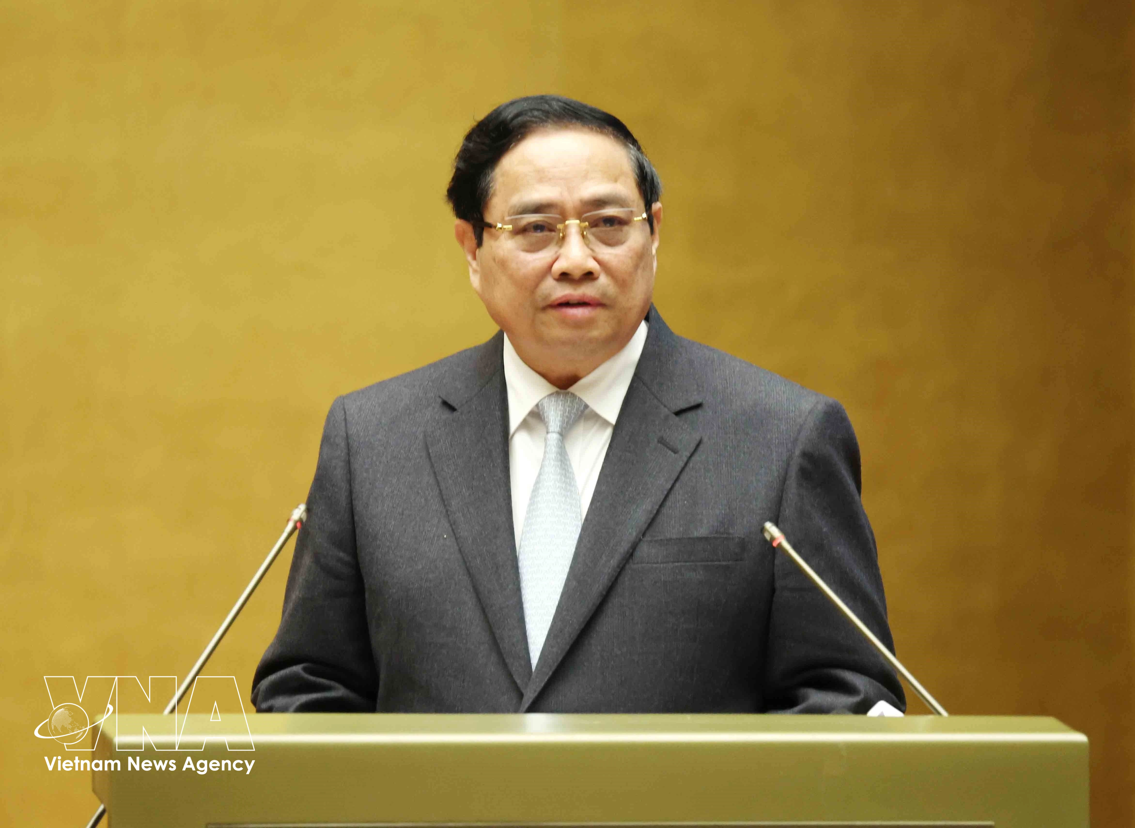 El primer ministro Pham Minh Chinh presenta el “Programa de Acción para la implementación de la Resolución del XIV Congreso Nacional del Partido”. (Foto: VNA)