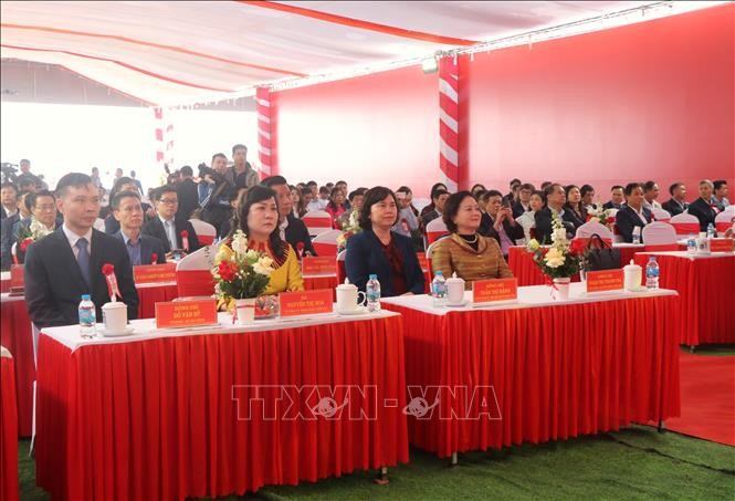 La viceprimera ministra Pham Thi Thanh Tra (primera fila, a la derecha) y otros funcionarios asisten a la ceremonia de colocación de la primera piedra de la segunda fase del proyecto del Parque Industrial Que Vo II el 19 de diciembre. (Foto: VNA)