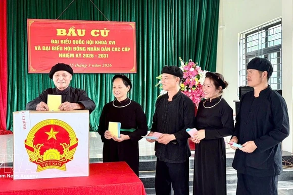 Los votantes de la etnia Tay en la aldea de Na O, en la comuna de An Lac, provincia de Bac Ninh, emitieron sus votos el 15 de marzo. (Foto: VNA)