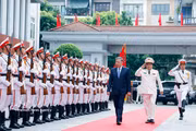 El secretario general del Partido y presidente del Estado, To Lam, pasa revista a la guardia de honor de la Seguridad Pública Popular. (Foto: VNA) 
