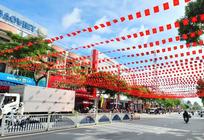 Un tramo de la calle Nguyen Hue, en el barrio de Cao Lanh, provincia de Dong Thap, decorado para celebrar el XIV Congreso Nacional del Partido. (Foto: dongthap.gov.vn)