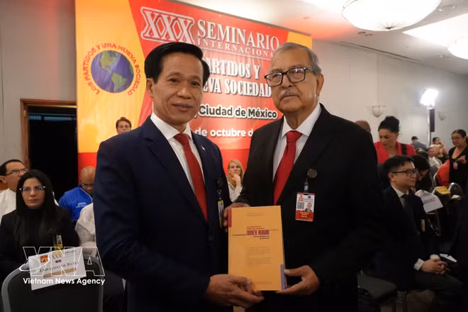 El subdirector de la Academia Nacional de Política Ho Chi Minh, Hoang Phuc Lam, entrega el libro "La aspiración de un Vietnam fuerte y próspero en la nueva era" al presidente de la Comisión de Relaciones Exteriores de la Cámara de Diputados de México, diputado Pedro Vázquez González. Foto: VNA