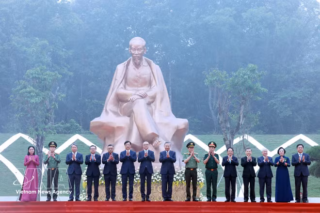 El secretario general del Partido y presidente del Estado, To Lam, y los delegados en la ceremonia de inauguración del monumento "El Tío Ho con el Festival Nacional". Foto: VNA 