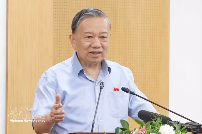 El secretario general del Partido Comunista y presidente de Vietnam, To Lam, habla en el encuentro con los votantes. (Foto: VNA)