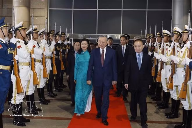 El secretario general del Partido Comunista de Vietnam y presidente del Estado, To Lam, junto con su esposa y una delegación de alto nivel, parte de Beijing hacia la ciudad de Nanning (Foto: VOV)