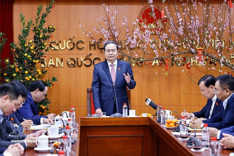 El presidente de la Asamblea Nacional, Tran Thanh Man (centro), habla durante una sesión de trabajo con la Comisión de Defensa Nacional, Seguridad y Asuntos Exteriores del Parlamento. (Foto: VNA)
