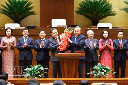 El secretario general To Lam entrega flores para felicitar al presidente de la Asamblea Nacional, Tran Thanh Man. Foto: VNA