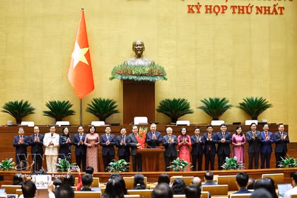 El secretario general To Lam entrega flores para felicitar al presidente de la Asamblea Nacional, Tran Thanh Man, . Foto: VNA