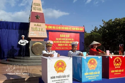 Los votantes de la Zona Especial de Truong Sa emitieron sus votos en las elecciones para la Asamblea Nacional y los Consejos Populares de todos los niveles para el período 2026-2031. Foto: VNA