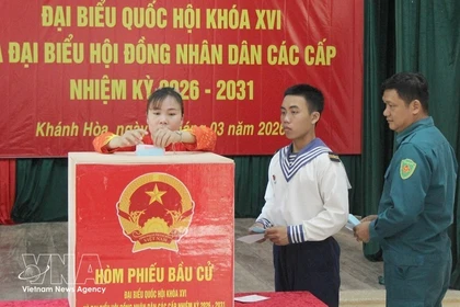 Los votantes de la zona especial de Truong Sa emiten sus votos para elegir a los diputados de la XVI Asamblea Nacional y los Consejos Populares de todos los niveles para el período 2026-2031. (Foto: VNA)