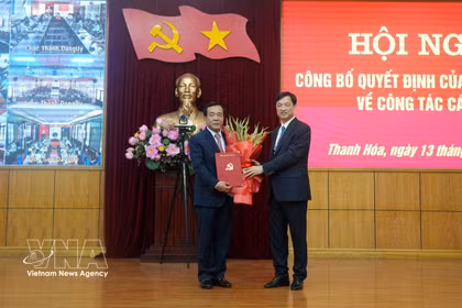 El jefe de la Comisión de Organización del Comité Central, Nguyen Duy Ngoc, (derecha) presenta la Decisión y felicita al coronel general Le Duc Thai, secretario del Comité del Partido de Thanh Hoa para el período 2025-2030. (Foto: VNA)