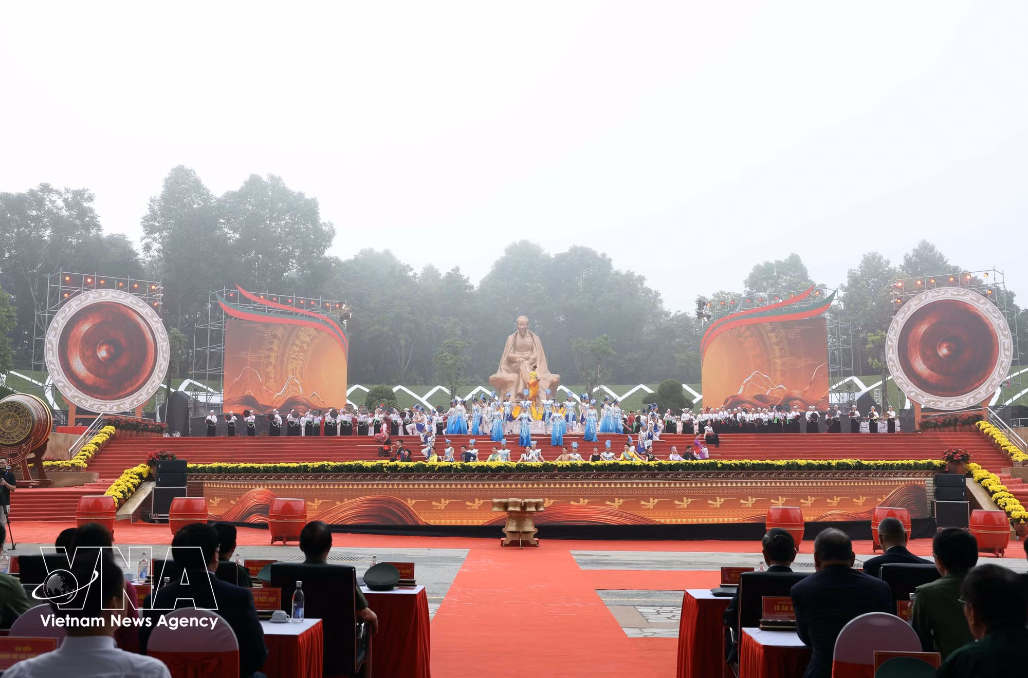 vnanet_potal-tong-bi-thu-chu-tich-nuoc-du-le-ky-niem-72-nam-ngay-bac-ho-ve-tham-den-hung-va-khanh-thanh-tuong-dai-bac-ho-voi-ngay-hoi-non-song-9034929.jpg