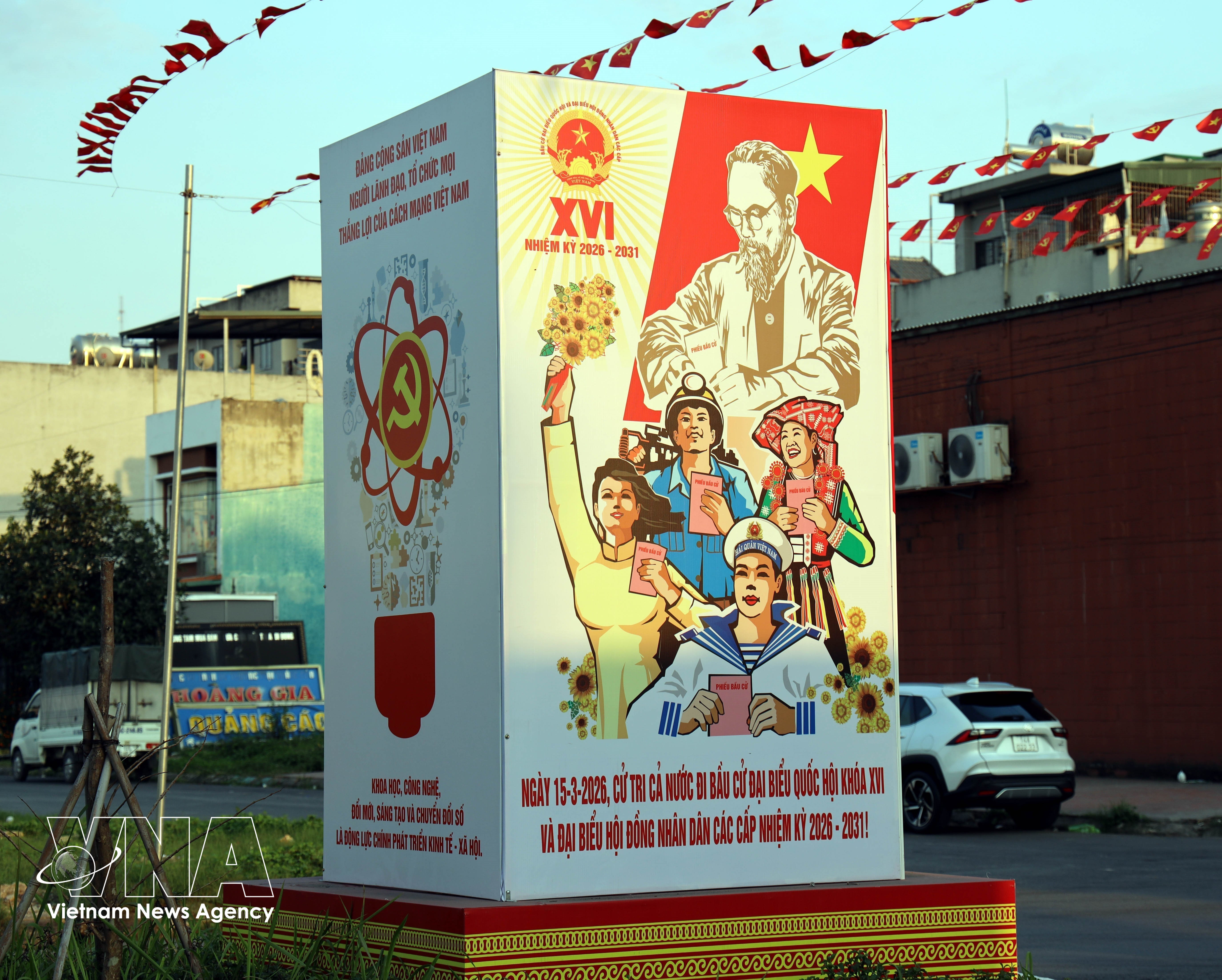 Símbolos electorales instalados en diversas calles del barrio Ha Lam, en la provincia de Quang Ninh, en preparación para las próximas elecciones. (Foto: VNA) 
