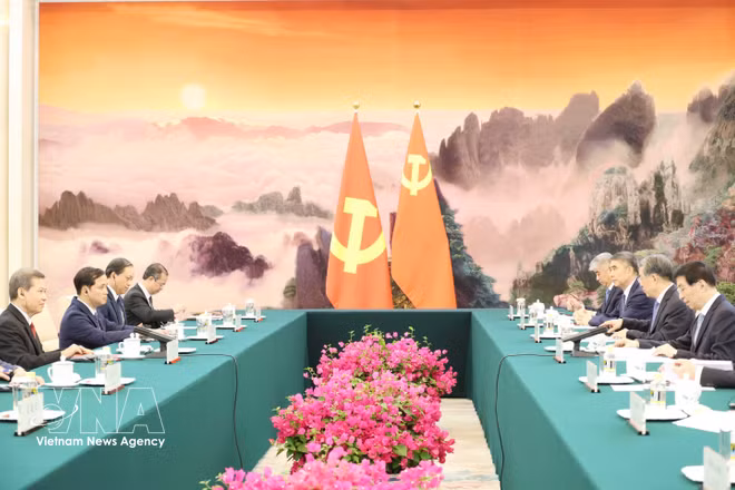 El miembro del Buró Político, secretario del Comité Central del Partido Comunista de Vietnam y jefe de su Comisión de Asuntos Internos, Le Minh Tri, se reúne en Beijing con el presidente del Comité Nacional de la Conferencia Consultiva Política del Pueblo Chino, Wang Huning. (Foto: VNA)