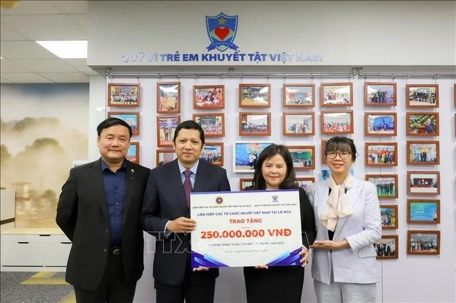 Nguyen Quoc Hung (segundo desde la izquierda) en una actividad de la Unión de Organizaciones Vietnamitas en Rusia en enero de 2025. (Foto: VNA)