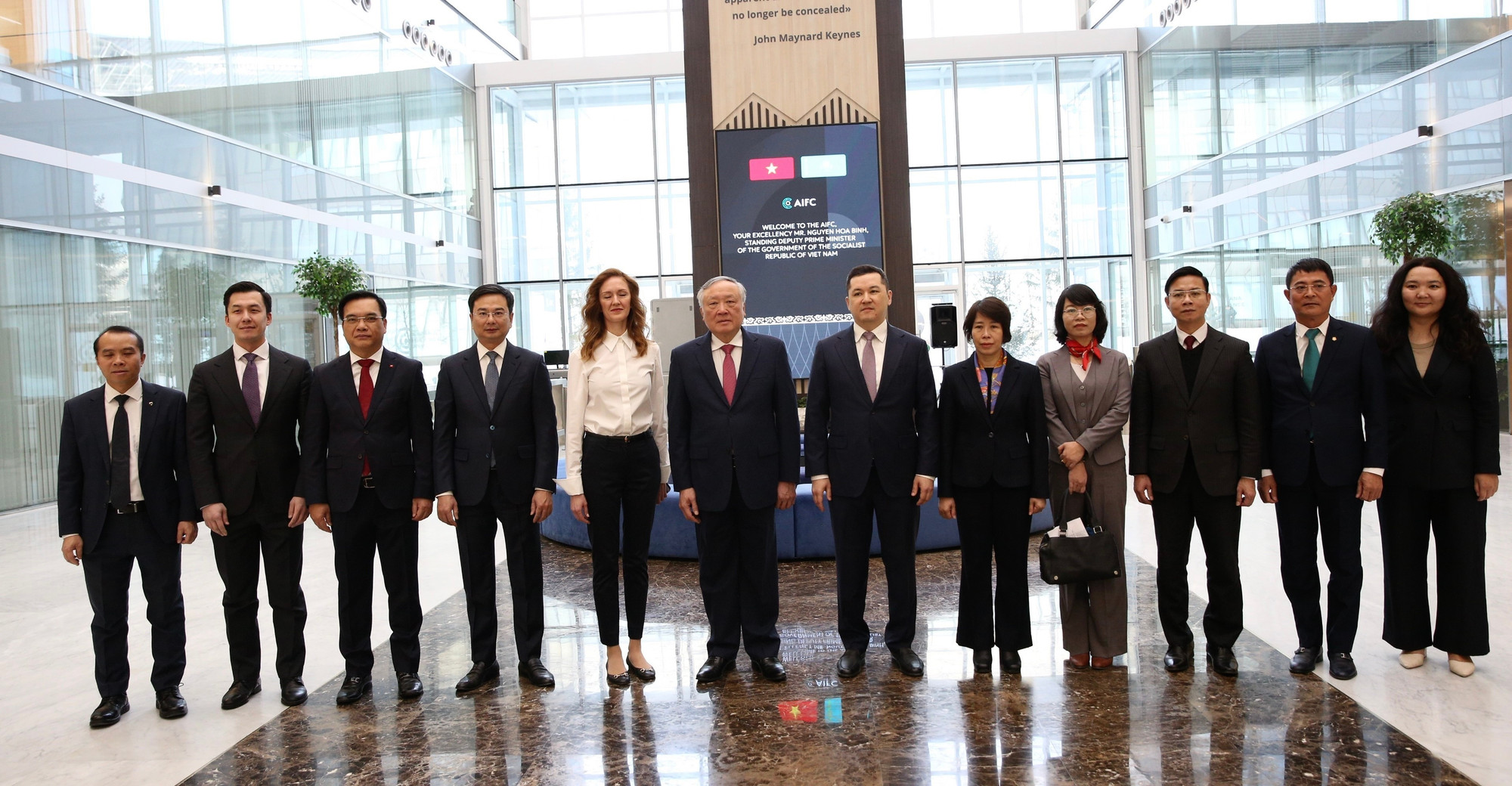 vna-potal-pho-thu-tuong-thuong-truc-nguyen-hoa-binh-tham-cong-hoa-kazakhstan-8569351.jpg