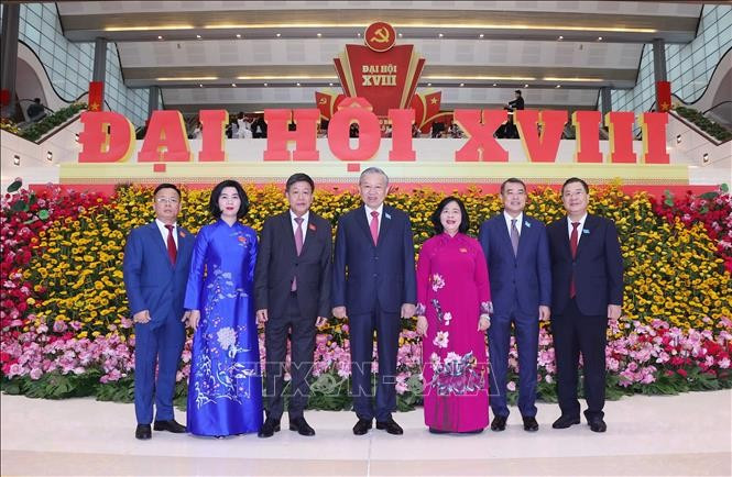 El secretario general To Lam posa una foto con los delegados (Fuente: VNA) vna-potal-tien-toi-dai-hoi-xiv-cua-dang-khai-mac-dai-hoi-dang-bo-thanh-pho-ha-noi-lan-thu-18-stand.jpg