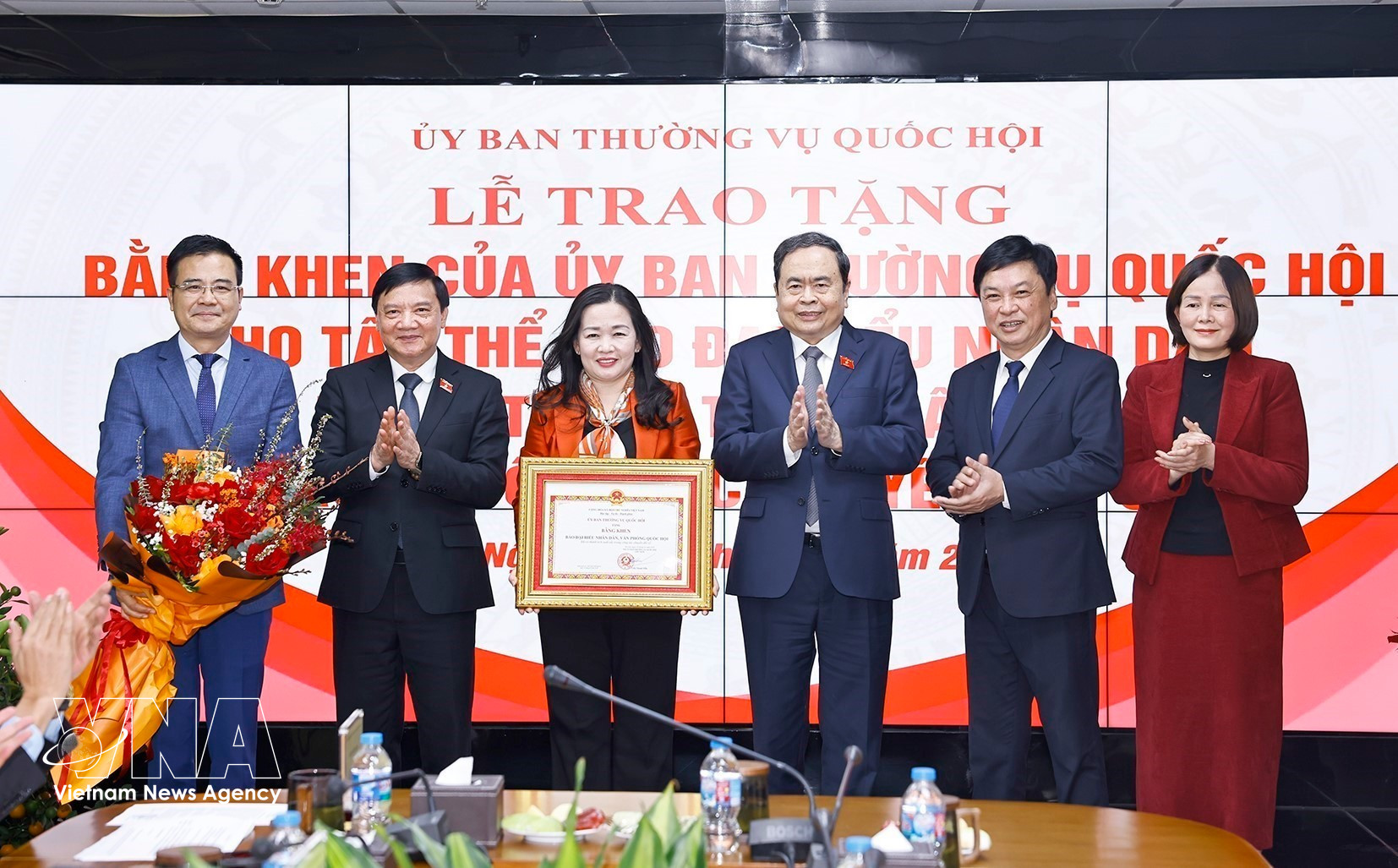 vnanet-vna-net-chu-tich-quoc-hoi-tran-thanh-man-tang-bang-khen-cho-tap-the-bao-dai-bieu-nhan-dan-dat-thanh-tich-xuat-sac-trong-cong-tac-chuyen-doi-so.jpg