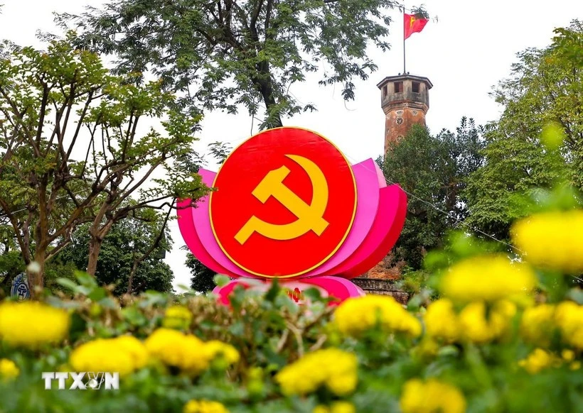Banderas y pancartas en saludo al XIV Congreso Nacional del Partido Comunista de Vietnam (Foto: VNA)