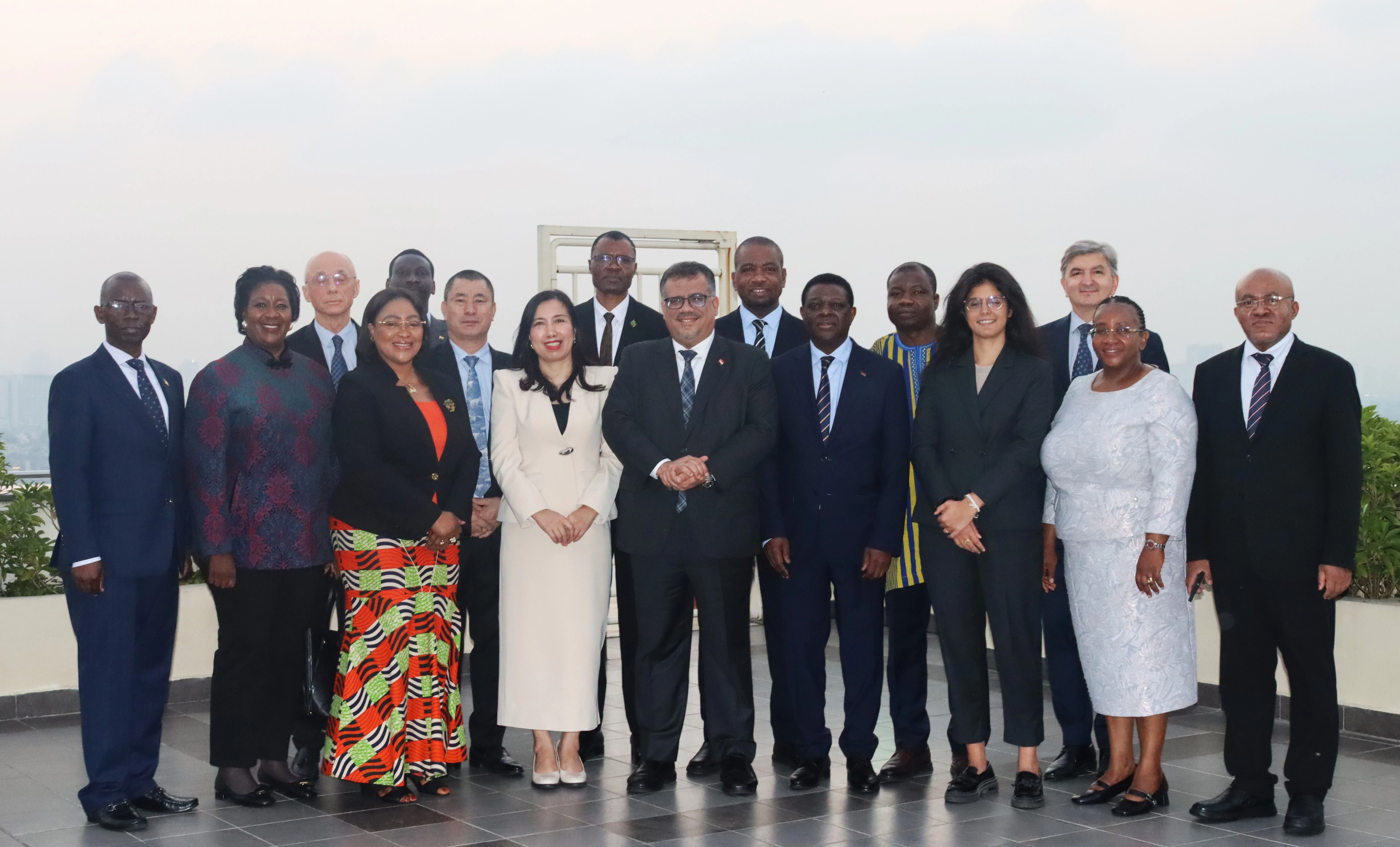 La viceministra vietnamita de Relaciones Exteriores Le Thi Thu Hang y los embajadores extraordinarios plenipotenciarios no residentes (Fuente: VNA)