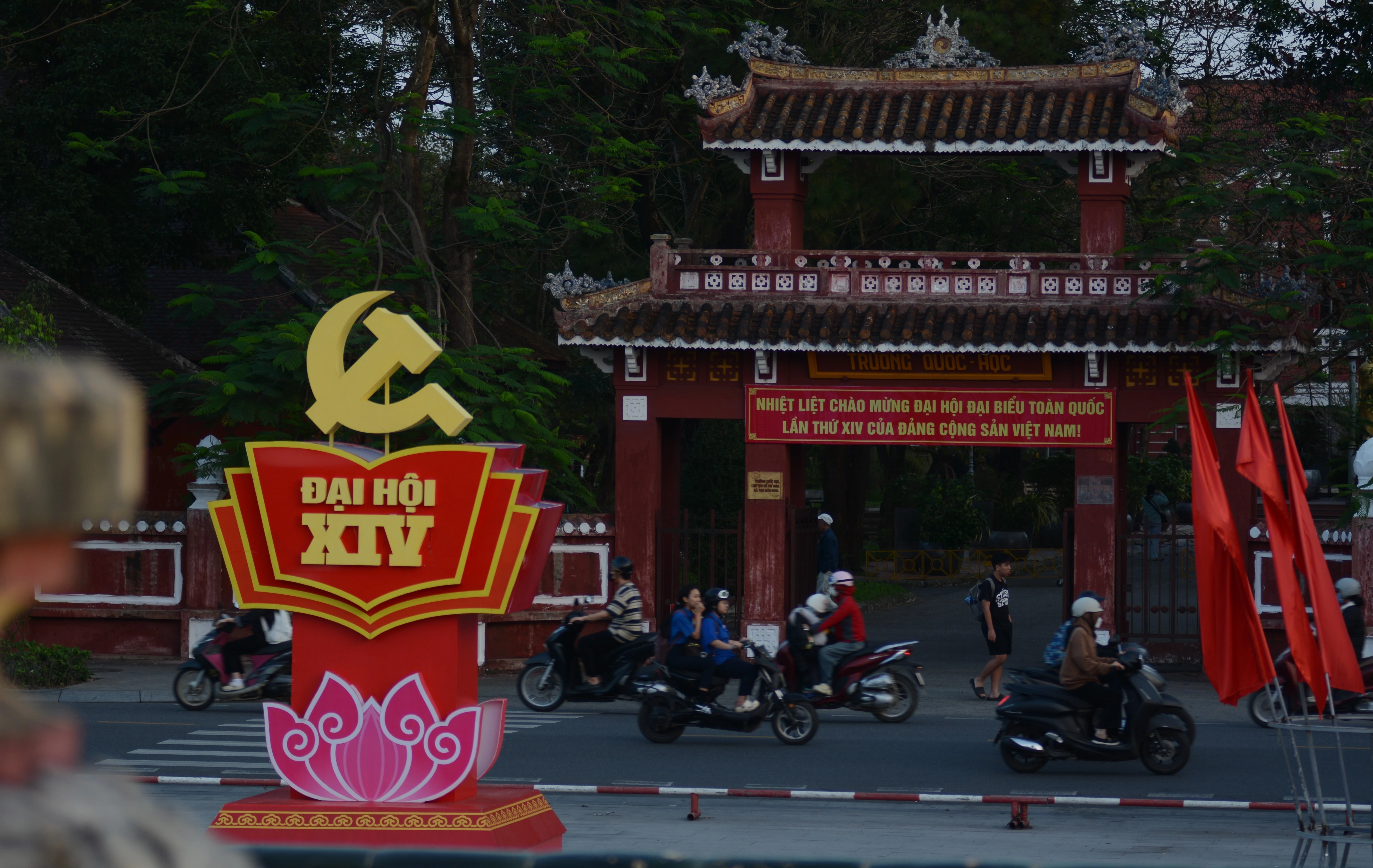 Pancartas y decoraciones de bienvenida al XIV Congreso Nacional del Partido se exhiben en el centro de la ciudad de Hue. (Foto: VNA)