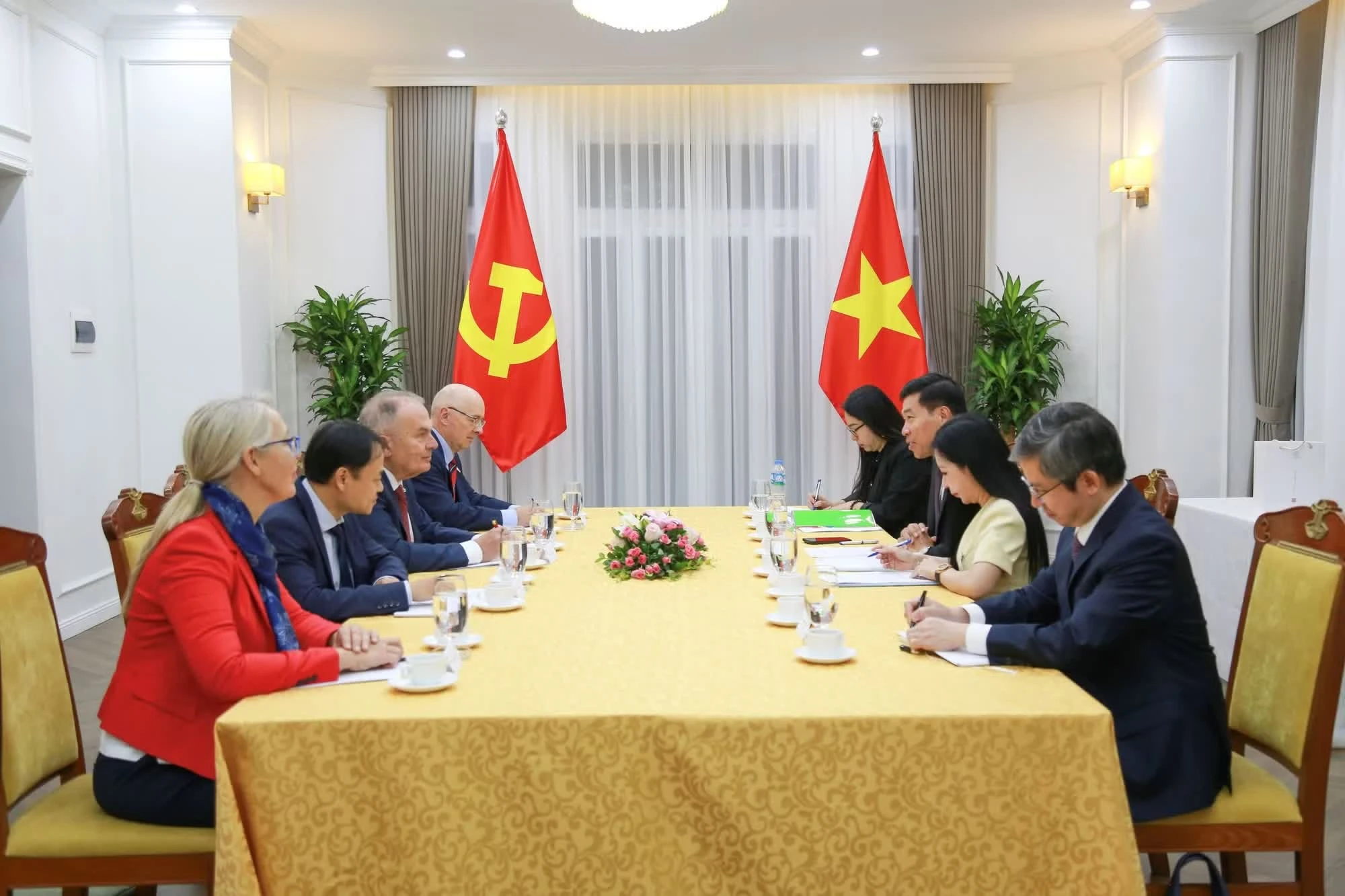 Nguyen Manh Cuong, miembro del Comité Central del Partido, subsecretario permanente del Comité del Partido del Ministerio de Relaciones Exteriores y vicecanciller de Vietnam, mantiene conversaciones con Thurmer Gyula, presidente del Partido Obrero Húngaro. (Foto: mofa.gov.vn)