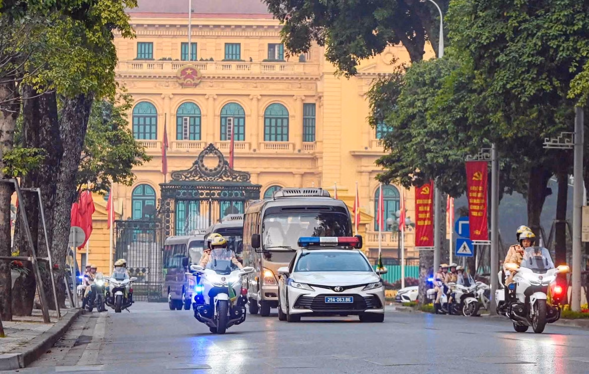 02-cong-an-ha-noi-dien-tap-phuong-an-dan-doan-xep-xe-phuc-vu-dai-hoi-xiv-cua-dang-8529012.jpg
