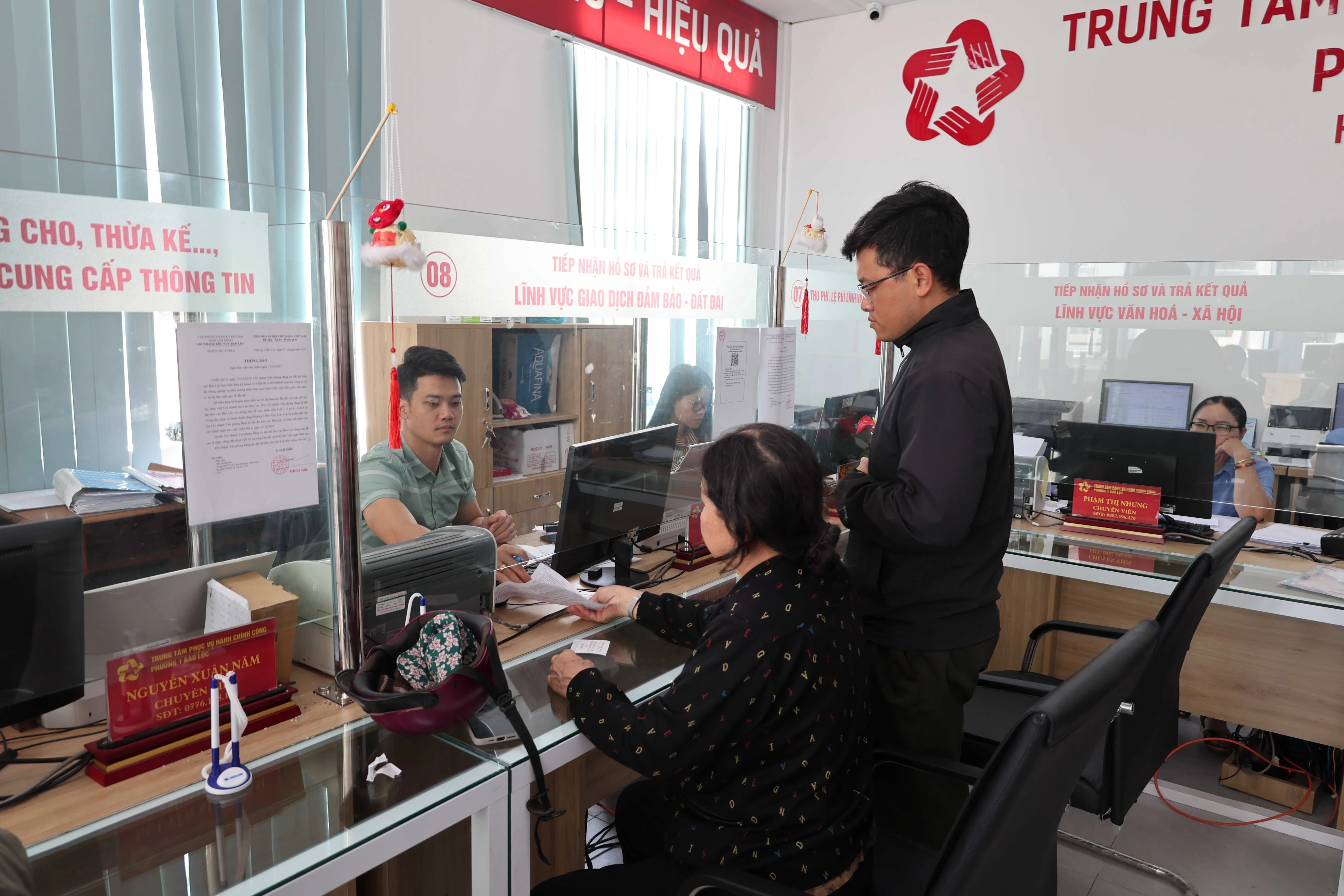 Los pobladores realizan sus trámites en el Centro de Servicios de Administración Pública en un barrio en la provincia de Lam Dong (Foto: VNA)