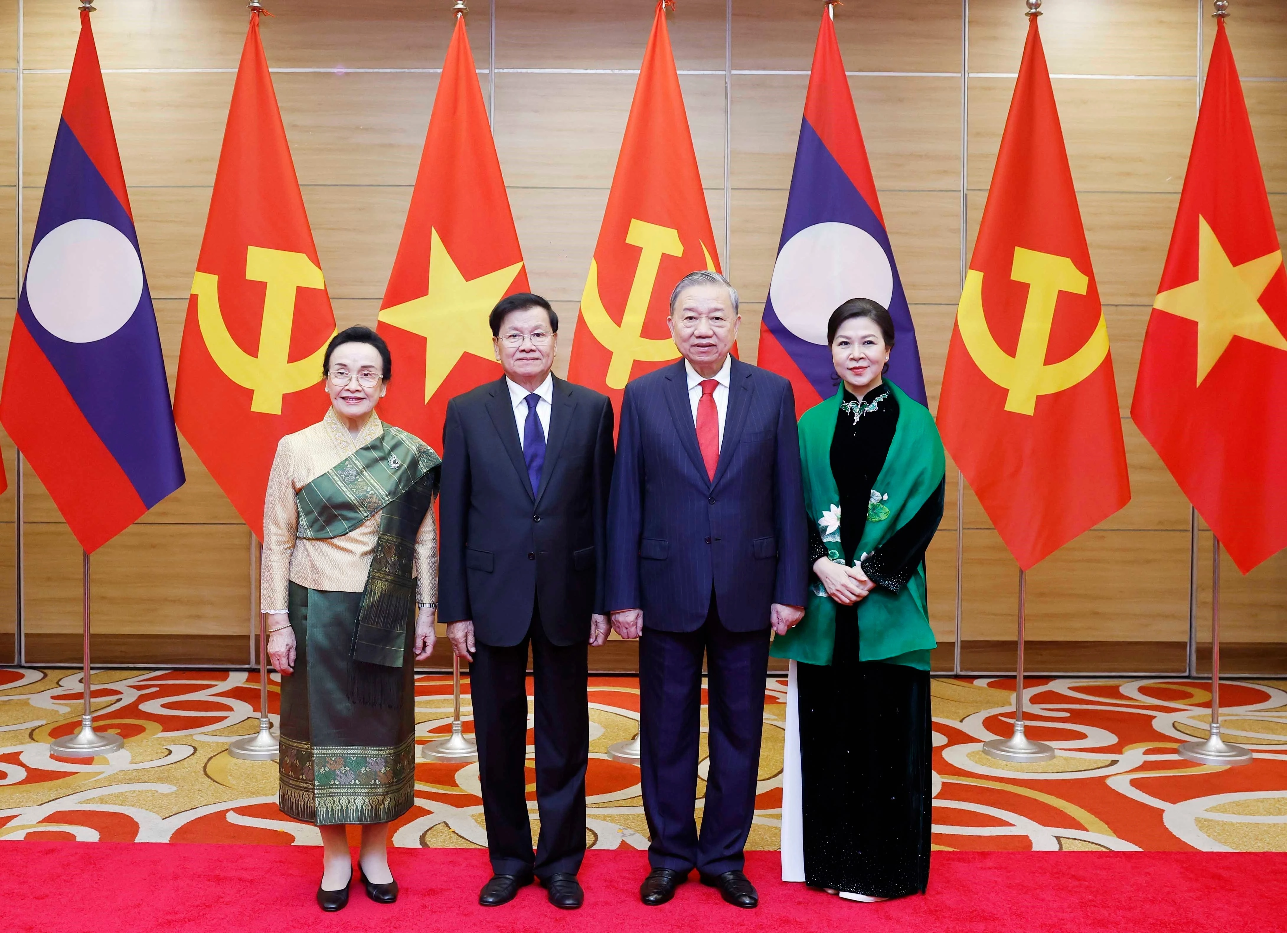 El secretario general del Partido Comunista de Vietnam, To Lam, y el secretario general del PPRL y presidente de Laos, Thongloun Sisoulith, junto con sus cónyuges (Foto: VNA)