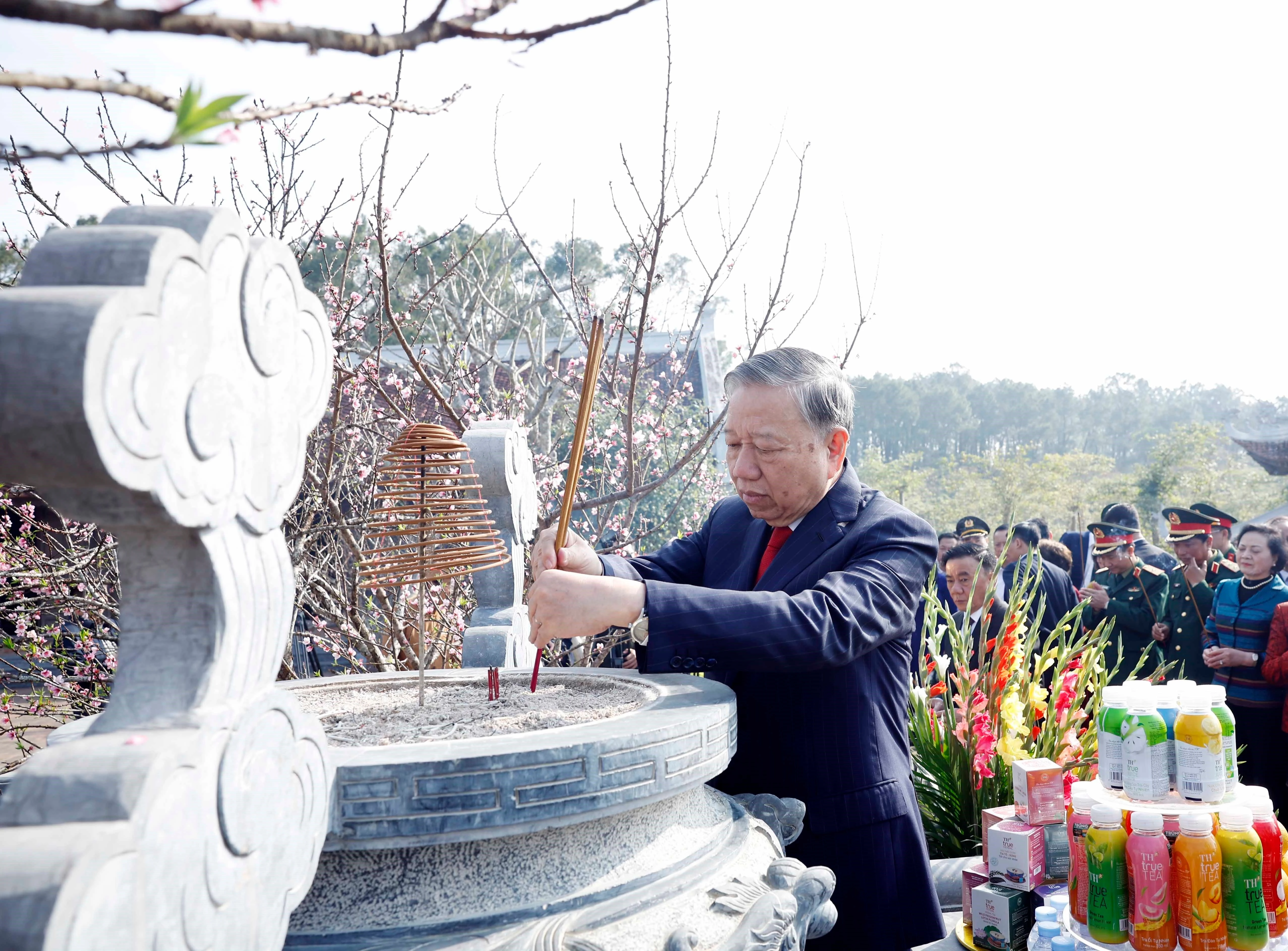 El secretario general del PCV, To Lam, rinde homenaje al Presidente Ho Chi Minh en el templo Chung Son (Foto: VNA)